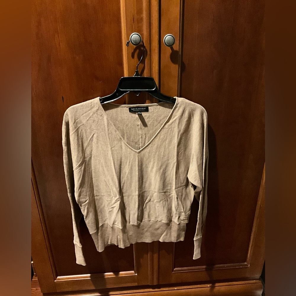 Banana Republic Tan Merino Wool V-Neck Sweater Size Small Petite